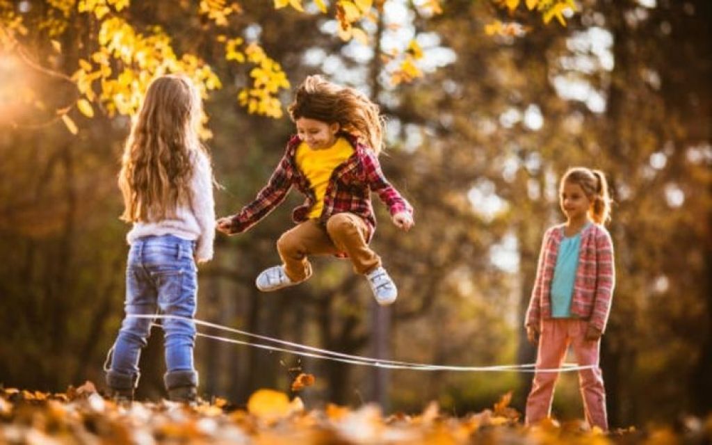 10 Permainan Tradisional Anak, Ada Bola Bekel & Petak Umpet.jpg